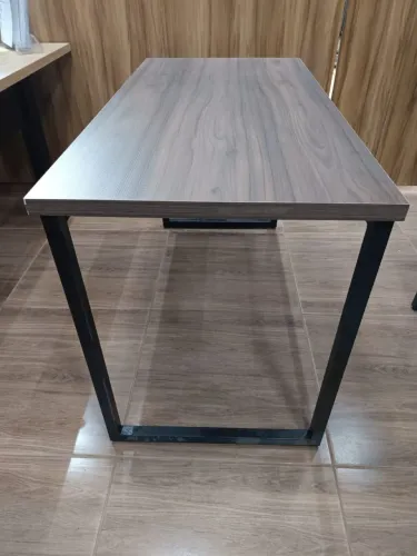 Mesa reta sem gaveta 120x69 pé industrial 
