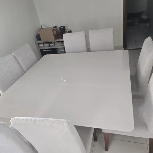 Mesa de jantar com oito cadeiras
