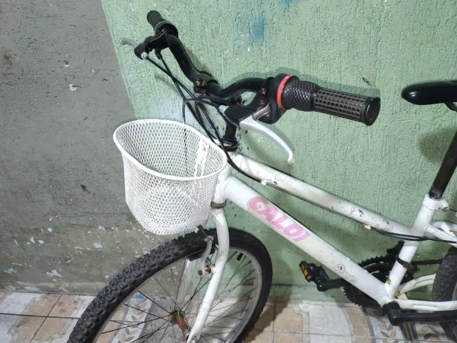 Vendo essa bicicleta aro 24 Caloi de menina
