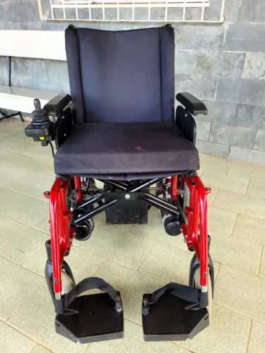 Vendo cadeira de rodas motorizada