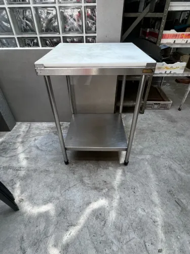 Mesa de corte com tampo em polietileno e estrutura de inox
