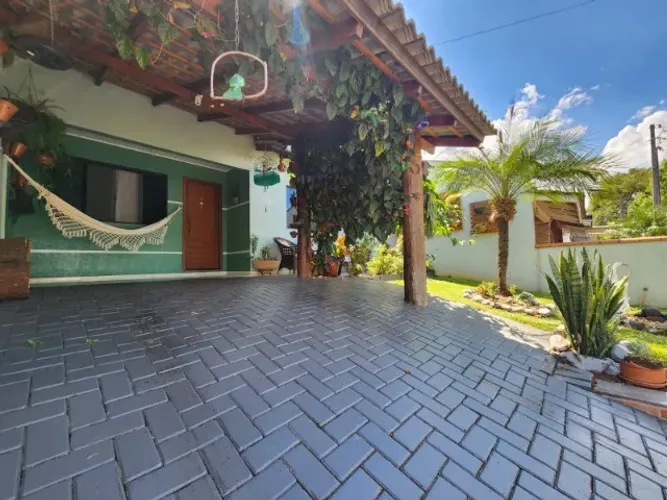 Linda Casa de 2 quartos, pode ampliar e espaço p/ piscina, Jardim Floresta Fco Beltrão Pr