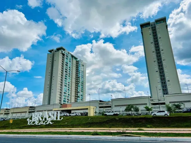 APARTAMENTO MOBILIADO, 2 QUARTOS 1 SUÍTE, COND. BRASIL BEACH; C/ CHURRASQUEIRA, PROX SAÍDA