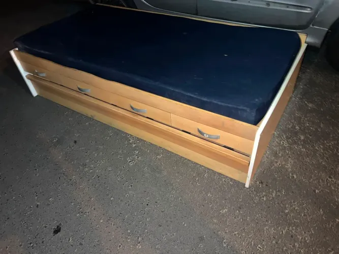 Vendo bicama com 4 gavetas e acompanha 2 colchão
