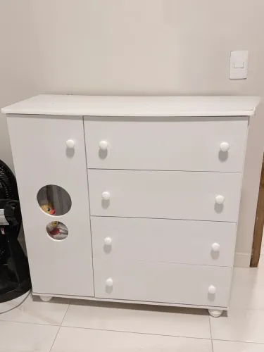 Cômoda branca infantil