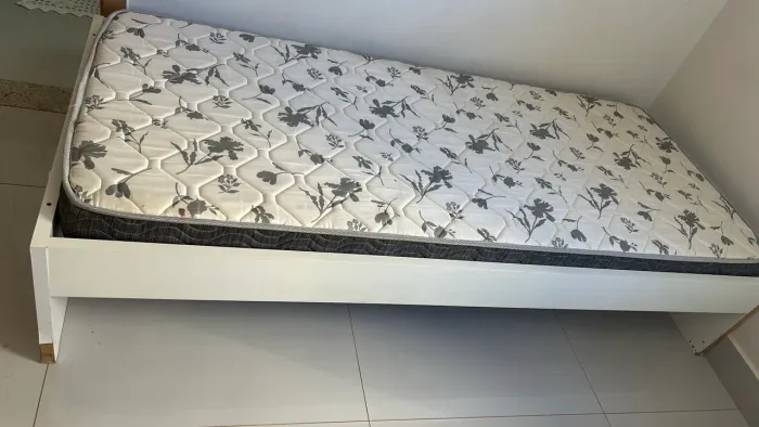 Cama e colchão solteiro