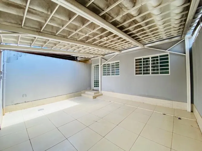 Vendo Casa 3 quartos sendo 1 suíte em ótima localização