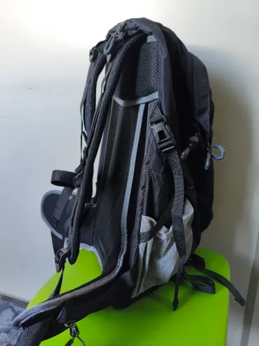 Mochila de trilha 40l Importada c/ capa de chuva e costado suspenso