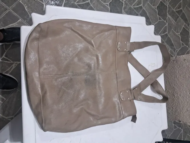 Bolsa de couro legítimo em perfeito estado.