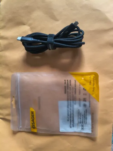 Cabo iPhone Medindo 1 metro e meio 25,00 Reais.