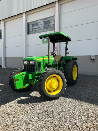 Trator John Deere 5303 4x4
