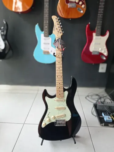 Guitarra canhoto STRATOCASTER STRINBERG 