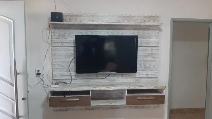 Painel de TV com gavetas