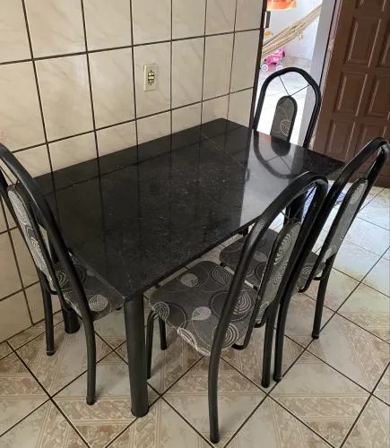 Vendo mesa de mármore de 4 cadeiras! 