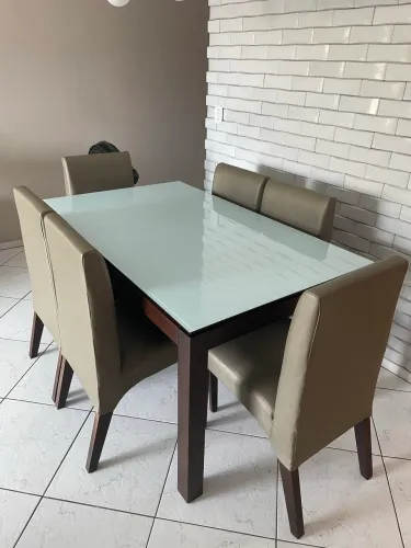 Mesa com 6 cadeiras