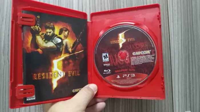 2 jogos de PS3: RE5 e Batman AC + Brinde (um encarte)