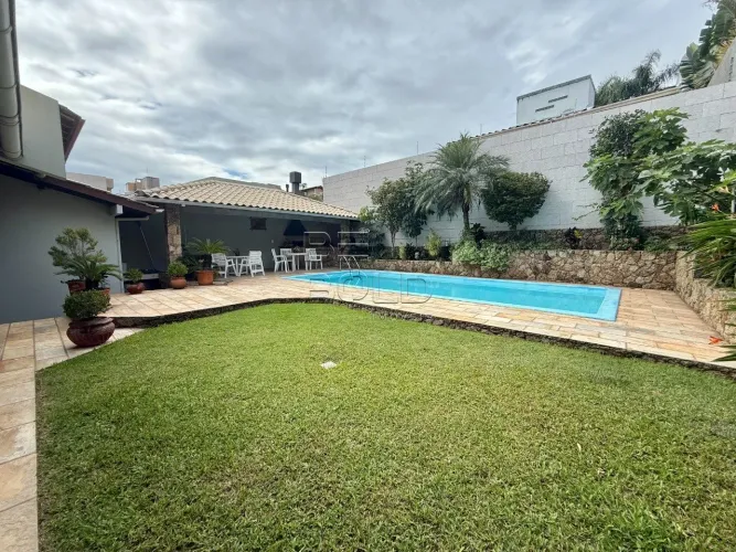 Casa com piscina e 3 dormitórios em Itaguaçu