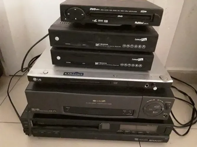 Lote de Aparelhos Eletrônicos - DVD, Receptores, VHS e Karaokê