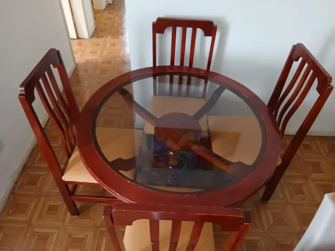 Mesa e cadeiras