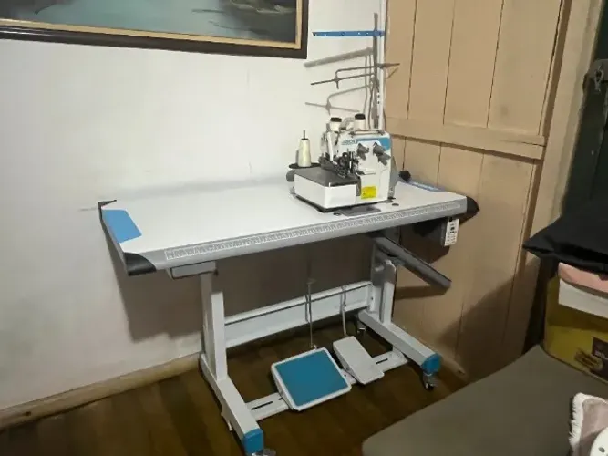 Máquina de  Costura  Overlock, E3-3-M2-04, Jack, mesa e motor DDr 220V