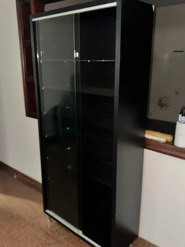 Armario preto com porta de vidro