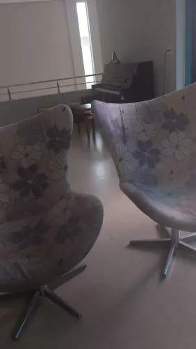 Par de Poltronas Egg Giratórias - Estampa Floral / Lilás e Cinza