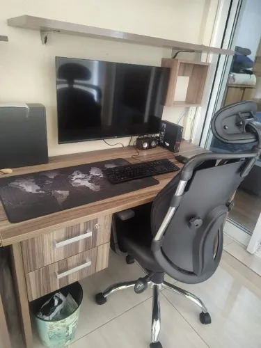 Mesa de Escritório - Medida 1,40 x 0,60 mts em bom estado de conservação, retirar no local