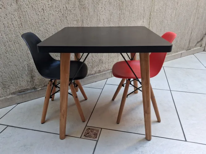 Conjunto de mesa (60cm) e 2 cadeiras - Modelo Eames Eiffel (infantil)