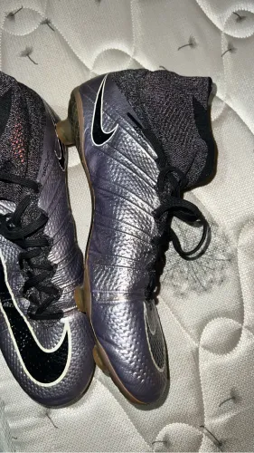 Chuteira profissional Nike ( fabricado em Bósnia não é produto chinês nem tailandês).
