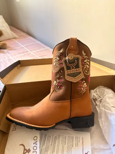 Bota Texana Feminina Em Couro Bico Quadrado Florzinha DOJOAO