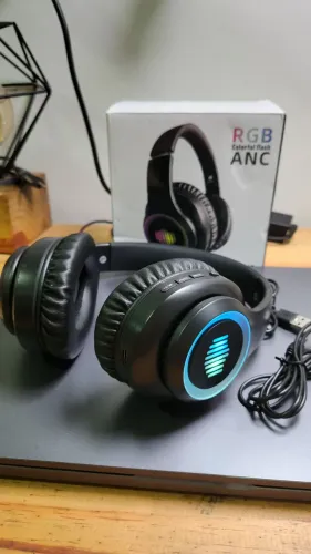 Fone RGB gamer com Cancrlamentl de Ruído