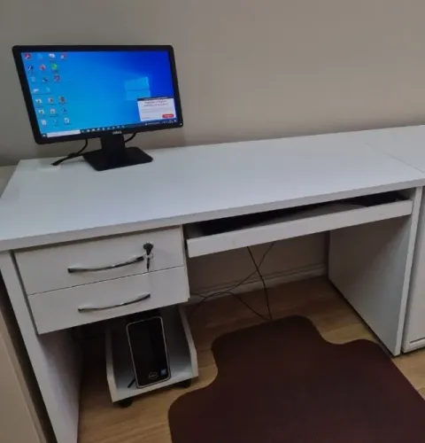 Escrivaninha em MDF branco