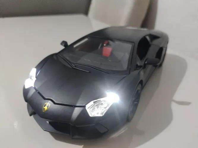 Lamborghini Aventador 1/18 com luzes e som preto fosco