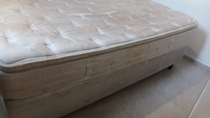 Vendo cama casal em ótimo estado cama completa base Box e colchão ....etc...ótimo estado .