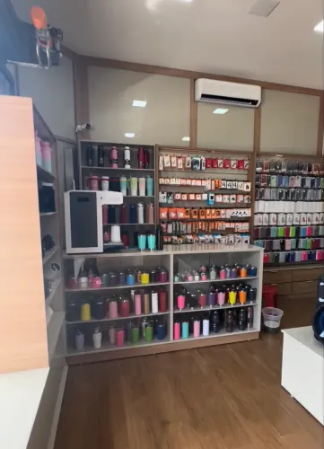 Balcão Vitrine Expositor Grande com Vidro e Prateleiras - Loja