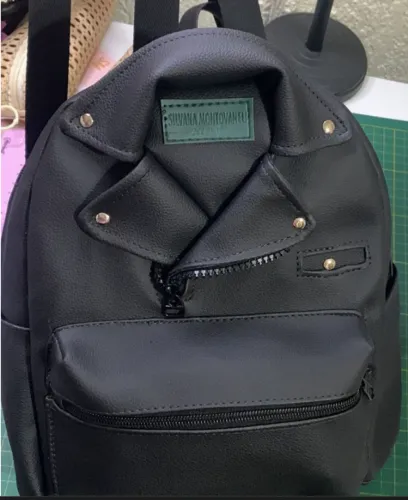 Mochila jaqueta em couro sintético