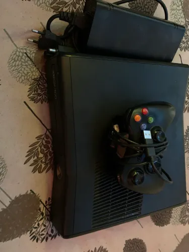 Vendo Xbox360 -36 jogos inclusos