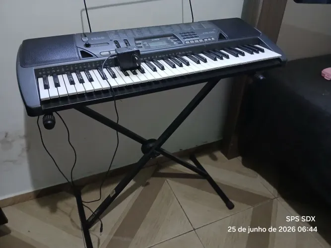 Teclado musical com defeito