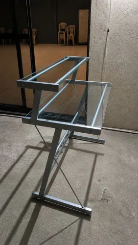 Mesa de vidro com prateleira