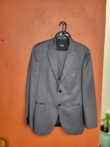Maravilhoso!! Terno HUGO BOSS original! grafite.