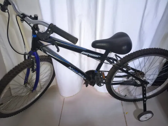 Vendo essa bicicleta nova aro 24 com rodinhas 