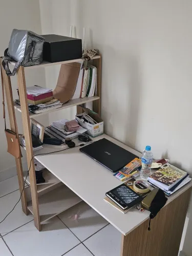 Escrivaninha seminova em ótimo estado de conservação