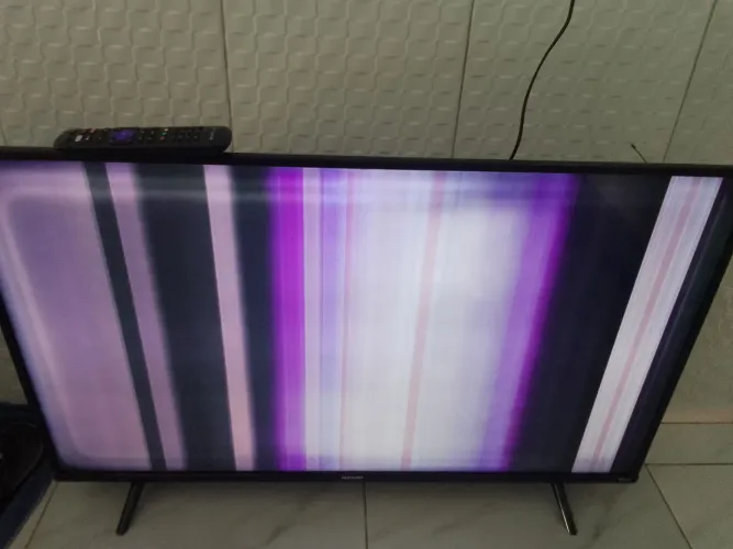 Vendo TV semp roku 43 polegadas com defeito na tela.
