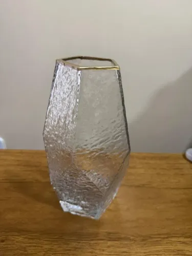 Vaso decorativo de vidro, com bordas douradas