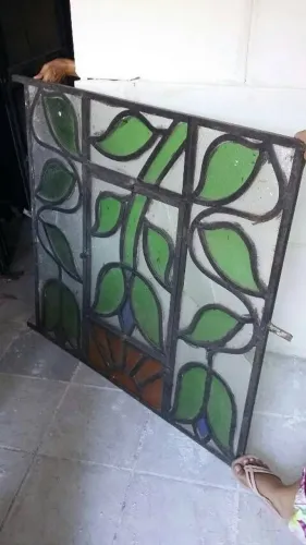 Janelas de vidro decoradas.