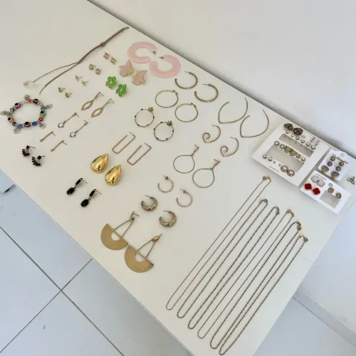 Lote com 50 acessórios femininos: brincos, colares e pulseiras