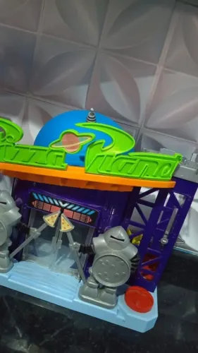 pizza plante toy store , lego carrinho Rc e buzz 100 anos