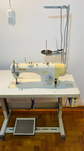 Máquina de costura Reta Singer