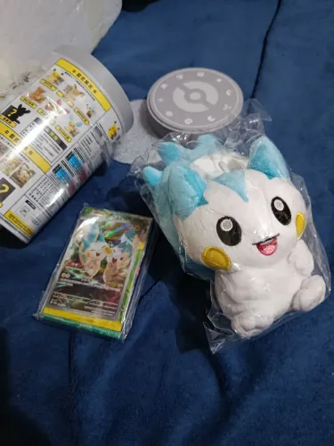 Lata pokémon + pelúcia + cartas