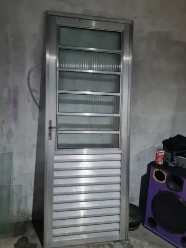 Vende -se porta d alumínio 